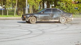 „Palenie gumy” nie popłaca. Kierowcy BMW ukarani wysokimi mandatami