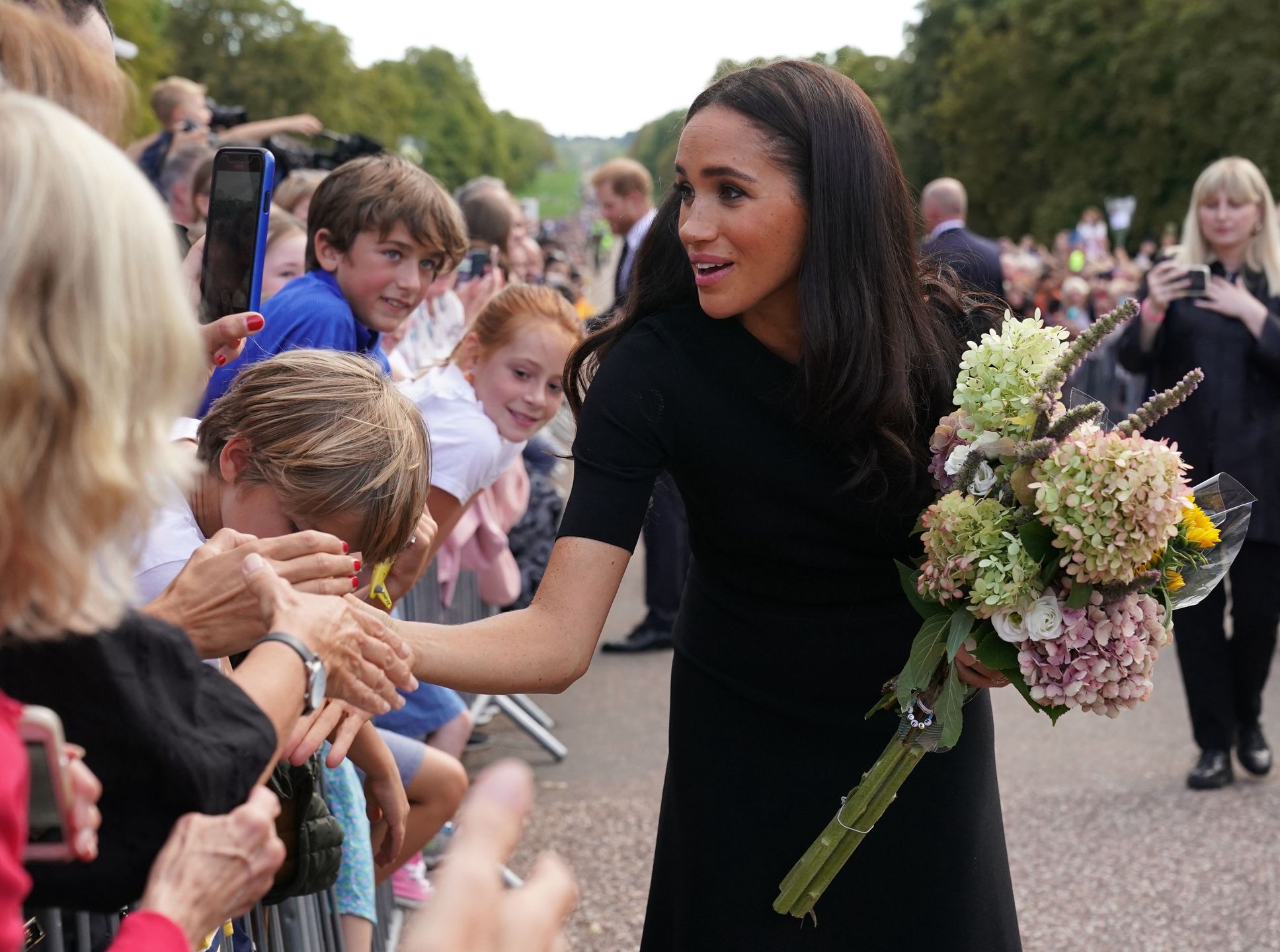 Internauci sugerują, że Meghan Markle miała ukryty mikrofon podczas rozmów z żałobnikami