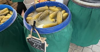 Łódź: Ceny na Rynku Bałuckim. Ile kosztują ogórki kiszone lub kapusta?