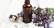 Naturalny olejek lawendowy to wszechstronny środek leczniczy i pielęgnacyjny. Koi nerwy, łagodzi ból, zwalcza bakterie. Oto jego właściwości