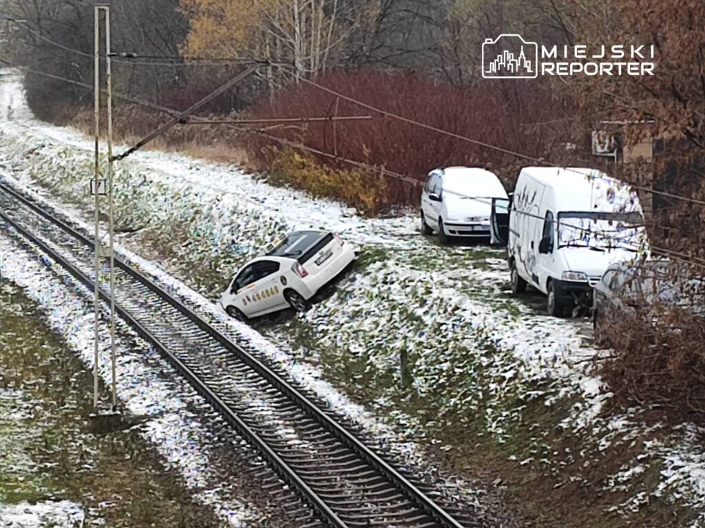 Warszawa: Toyota zsunęła się z nasypu wprost na tory WKD