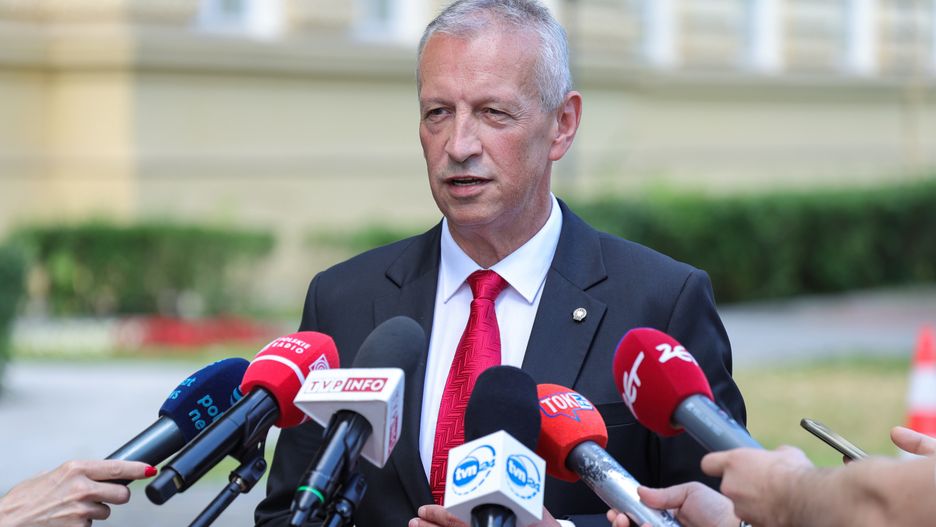 Warszawa, 26.06.2024. Rzecznik prasowy ministra koordynatora służb specjalnych Jacek Dobrzyński na konferencji prasowej przed siedzibą KPRM w Warszawie, 26 bm. Konferencja dotyczyła kolejnych zatrzymań CBA w sprawie uczelni wyższych. (aldg) PAP/Szymon Pulcyn