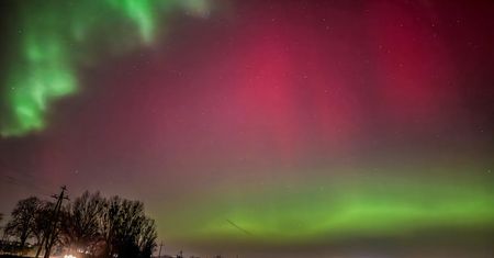 Zorza polarna nad Poznaniem – północne niebo rozświetlone w poniedziałkowy wieczór