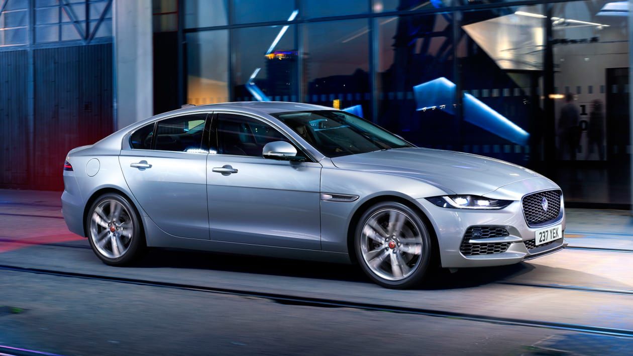 Jaguar XE debiutuje z nowymi multimediami i miękką hybrydą