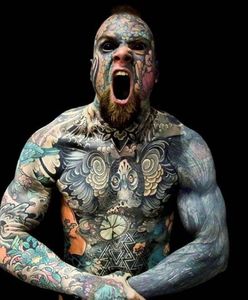 Najbardziej wytatuowany nauczyciel skarży się na szkołę. Nie chcą, by uczył w klasach 1-3