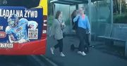 Kobieta pędziła na hulajnodze. Nagranie z przystanku we Wrocławiu