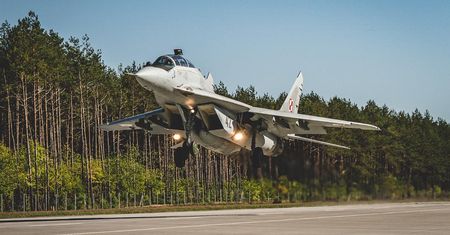 Wojsko zamknęło drogę wojewódzką. Wylądował tam F-16