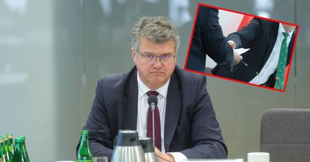 Wąsik od razu w akcji. Nagle wstał i pokazał dokument