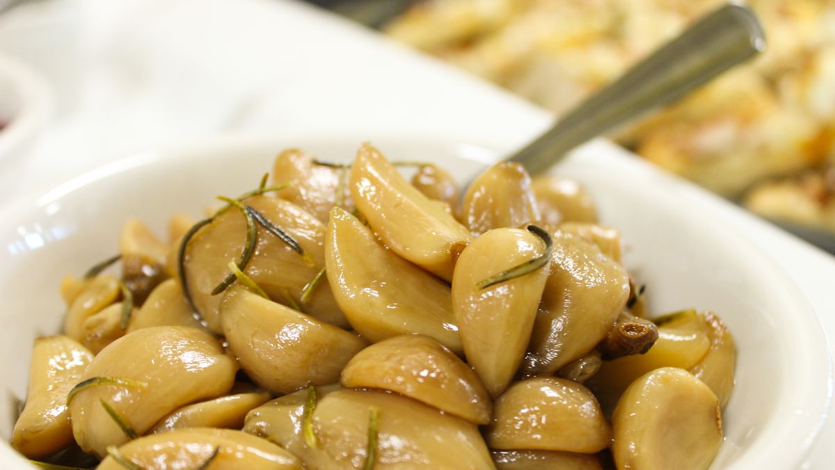 Konfitowany czosnek — uzależniająca, jesienna przekąska.