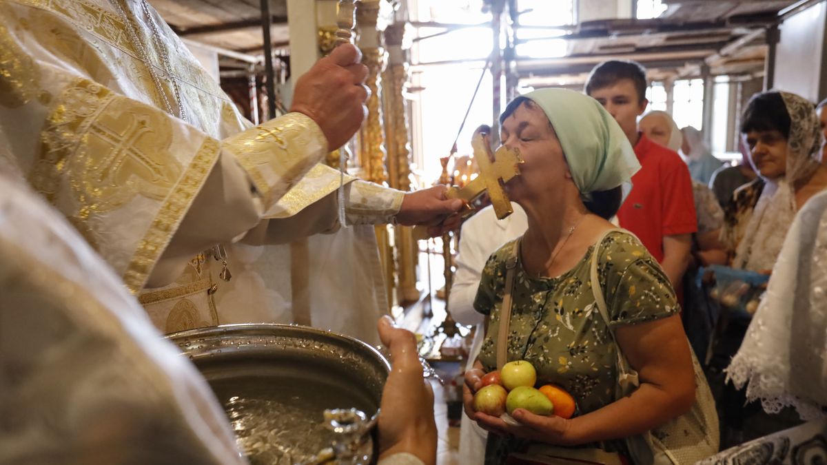 Locals and people evacuated from the Kursk regional border with Ukraine attend a service on the day of the Transfiguration of the Lord in the Assumption-Nikitsky Church in Kursk, Russia, 19 August 2024. The Assumption-Nikitsky Church is regularly visited by refugees from the Kursk region, where they receive humanitarian aid. Since evacuations began amid a Ukrainian offensive in the area, more than 121,000 people have been resettled from nine border areas. The resettlement of residents from border areas continues, the press service of the Russian Emergencies Ministry reported. EPA/STRINGER Dostawca: PAP/EPA.
