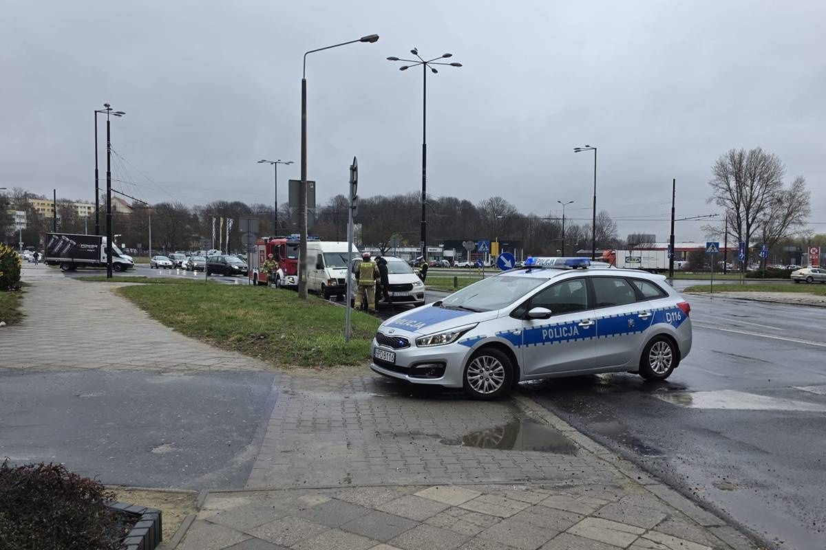 Zderzenie busa z chevroletem na rondzie Mohyły