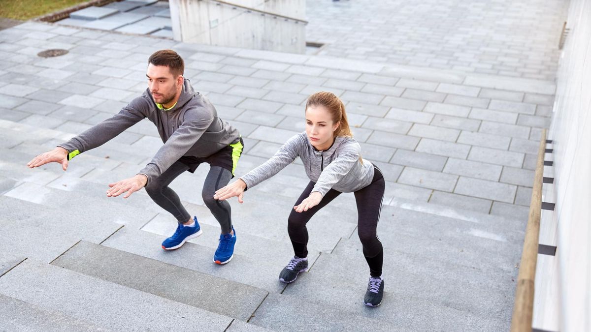 Przysiady to ćwiczenia fizyczne odpowiednie zarówno dla osób, które chcą rozbudować mięśnie nóg, jak i wysmuklić uda oraz ujędrnić pośladki. 