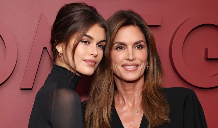 57-letnia Cindy Crawford i jej 22-letnia córka pozują razem na evencie
