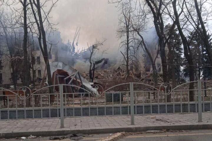 zniszczeniaMariupol, Ukraina, 16.03.2022. Zbombardowany Teatr Dramatyczny w Mariupolu, 16 bm. W budynku kry�o si� blisko tysi�c mieszka�c�w miasta. Trwa inwazja Rosji na Ukrain�.  (kf) PAP/VROUVROUagresja, atak, atak Rosji na Ukrain�, dramatyczny, INWAZJA, nalot, naloty, Rosja Ukraina, rosyjska, rosyjski, schron, sytuacja na Ukrainie, teatr, wojna, wojna na Ukrainie, wok� Ukrainy, zbombardowany, zniszczenia