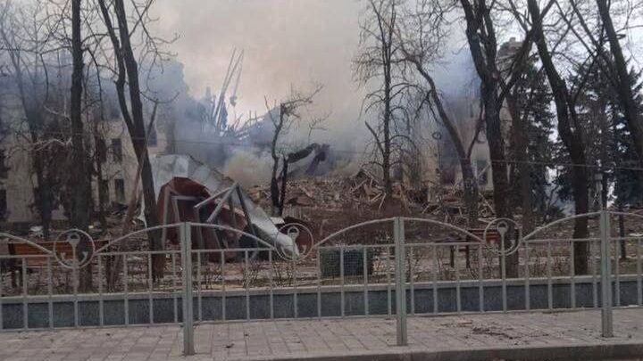 zniszczeniaMariupol, Ukraina, 16.03.2022. Zbombardowany Teatr Dramatyczny w Mariupolu, 16 bm. W budynku kry�o si� blisko tysi�c mieszka�c�w miasta. Trwa inwazja Rosji na Ukrain�.  (kf) PAP/VROUVROUagresja, atak, atak Rosji na Ukrain�, dramatyczny, INWAZJA, nalot, naloty, Rosja Ukraina, rosyjska, rosyjski, schron, sytuacja na Ukrainie, teatr, wojna, wojna na Ukrainie, wok� Ukrainy, zbombardowany, zniszczenia