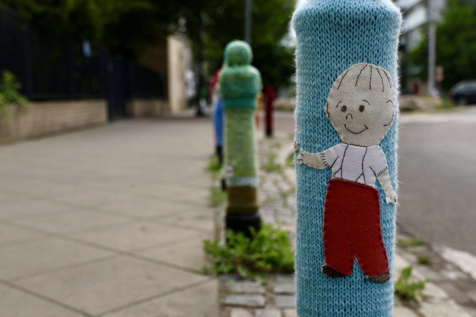 Warszawa ulica Kawęczyńska. Szydełkowe ozdoby na słupki. 16.06.2025, Krzysztof Jedynak