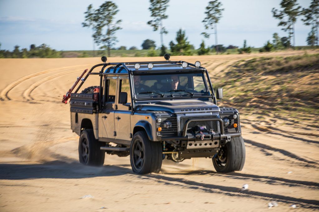 Bojowy Land Rover Defender z V8 pod maską zapewni luksus w terenie