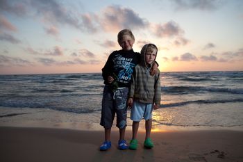 Bezpieczne zabawy nad wodą. O czym rodzice najczęściej zapominają podczas wakacji?