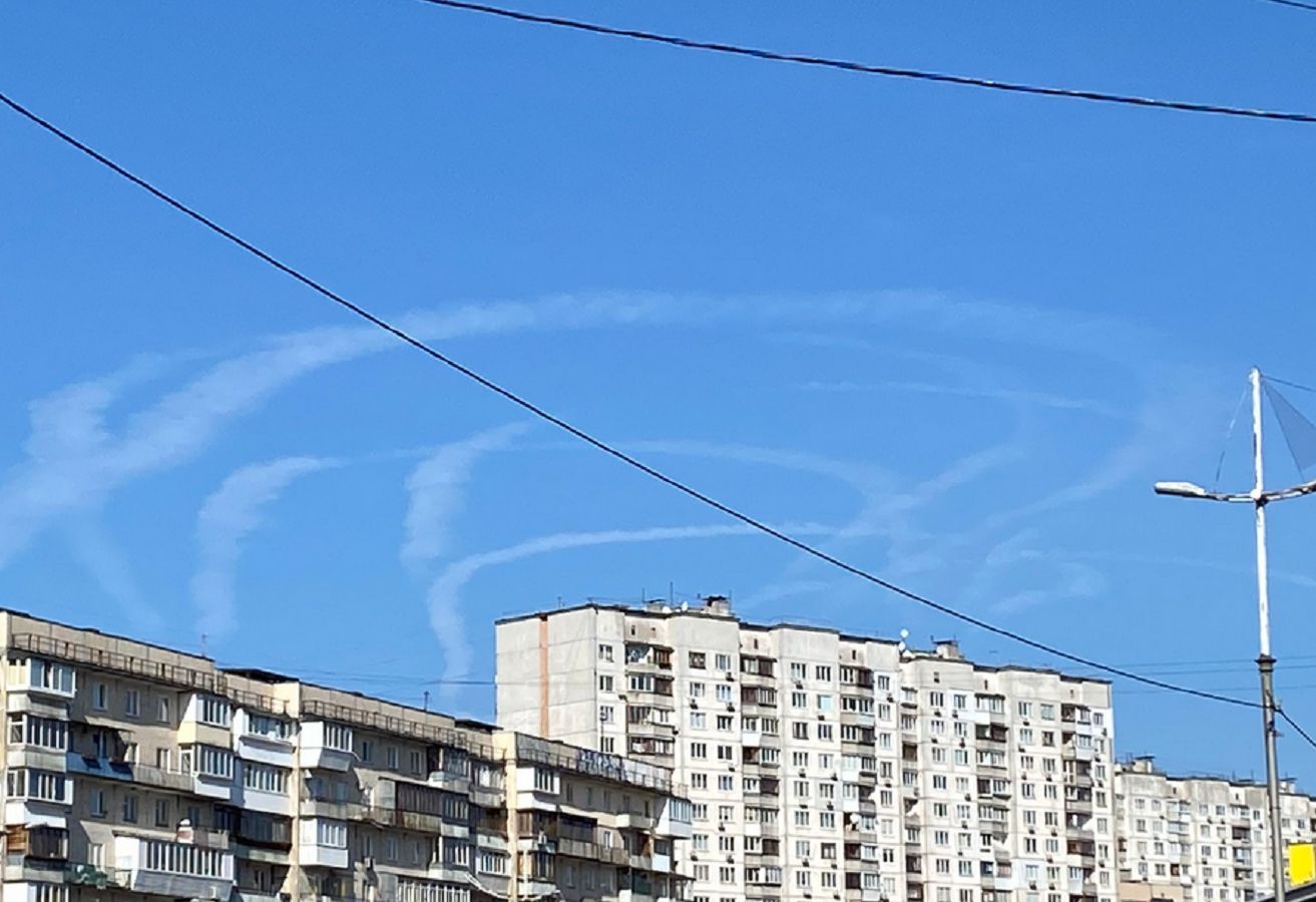 "Obrona powietrzna działa". Zdjęcie nieba nad Kijowem