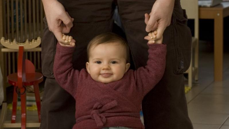Chodzenie niemowląt - od kiedy, jak pomóc