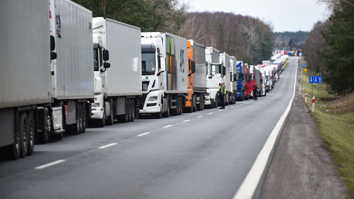 Kolejka tir�w do granicy polsko-bia?oruskiej w Koroszczynie
Fot. Krzysztof Radzki/East News, 22.02.2023. Koroszczyn (woj. lubelskie). Kolejka tirow do granicy polsko-bialoruskiej w Koroszczynie, gdzie znajduje sie obecnie jedyne dzialajace przejscie towarowe z Bialorusia.
Krzysztof Radzki