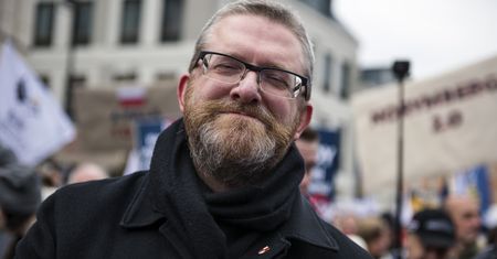 Grzegorz Braun niszczy wystawę LGBT. Hołownia grzmi po incydencie