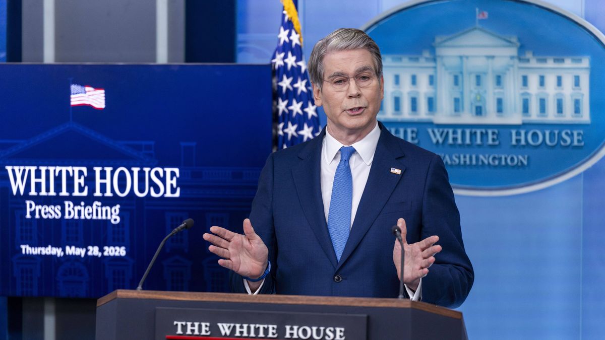 US Treasury Secretary Scott Bessent hosts White House briefing
epa13001213 US Treasury Secretary Scott Bessent responds to a question from reporters during the daily briefing at the White House in Washington, DC, USA, 28 May 2026. Bessent took questions on several topics, including Iran negotiations, Trump's 'anti-weaponization' fund and a proposed '250 dollar' commemorative bill.  EPA/SHAWN THEW 
Dostawca: PAP/EPA.
SHAWN THEW
US Gov, Press briefing, Trump presidency