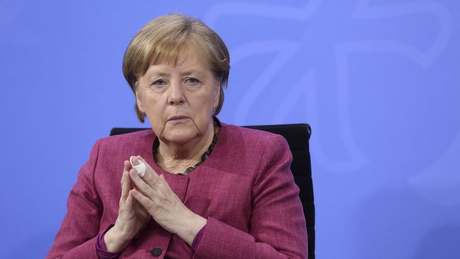epa09231642 German Chancellor Angela Merkel (CDU) attends a press conference after talks on the country's coronavirus strategy as the pandemic continues, in the German federal Chancellery in Berlin, Germany, 27 May 2021. Representatives of the country's federal and state governments, or Laender, held talks to discuss Germany's vaccination strategy and lockdown measures, among other current topics related to dealing with the coronavirus.  EPA/Adam Berry / POOL Dostawca: PAP/EPA.