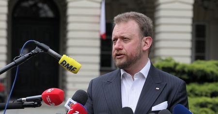 Koronawirus. Unia Europejska zawiesza dostawę maseczek z Chin po piśmie Łukasza Szumowskiego