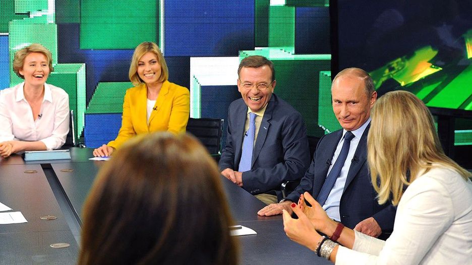 Władimir Putin podczas wizyty w siedzibie telewizji Russia Today (obecnie RT) w 2013 roku