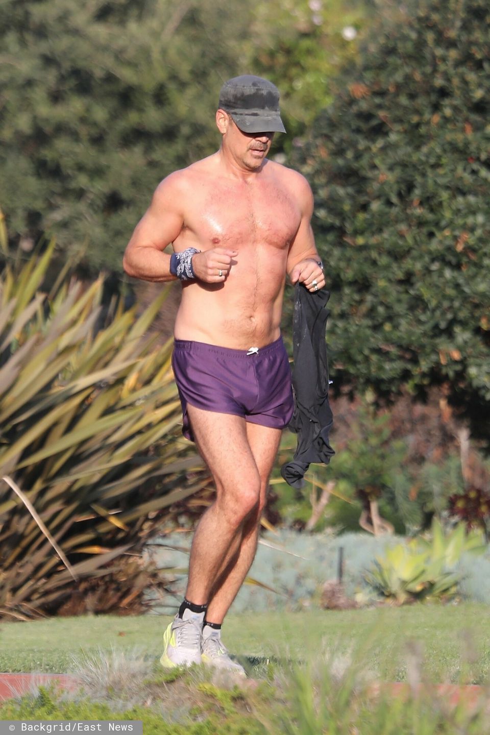 Colin Farrell trenuje bieganieBeverly Hills, CA  - *EXCLUSIVE*  - Colin Farrell goes shirtless with small purple running shorts as he works up a healthy sweat running laps around the track at Coldwater Canyon Park in Beverly Hills. The Irish actor appears to have taken a page from the Milo Ventimiglia  style book as he was seen in small shorts and a muscle shirt that he later took off as he built up a sweat.    Pictured: Colin Farrell    BACKGRID USA 6 DECEMBER 2021     BYLINE MUST READ: SPOT / BACKGRID    USA: +1 310 798 9111 / usasales@backgrid.com    UK: +44 208 344 2007 / uksales@backgrid.com    *UK Clients - Pictures Containing Children  Please Pixelate Face Prior To Publication*SPOT