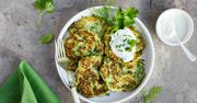 Placuszki z cukinii z jogurtem kokosowym. W najnowszym odcinku Smacznego! dowiesz się, jak je zrobić