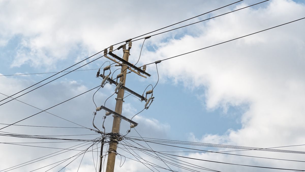 14-latek wspiął się na słup energetyczny 