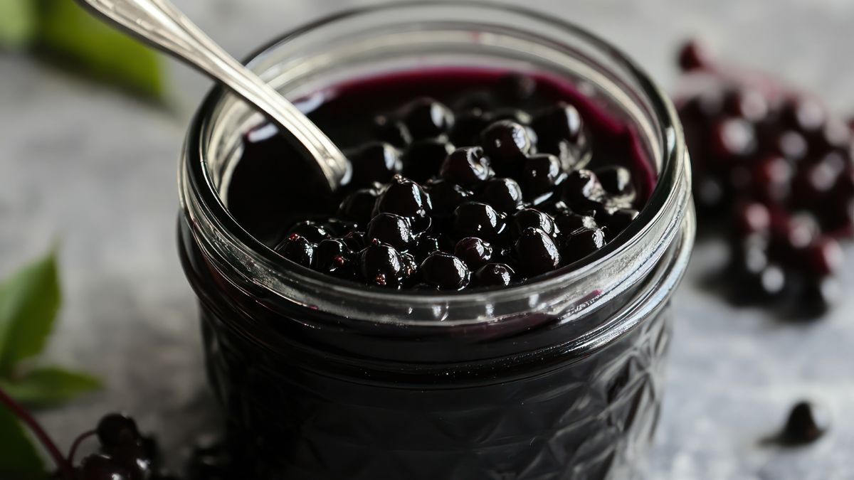 Konfitura z czarnego bzu to dobry dodatek do deserów
