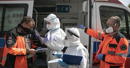 Koronawirus w Polsce. Zdejmiemy maseczki? O ten pomysł zapytaliśmy tych, którzy są na pierwszej linii frontu