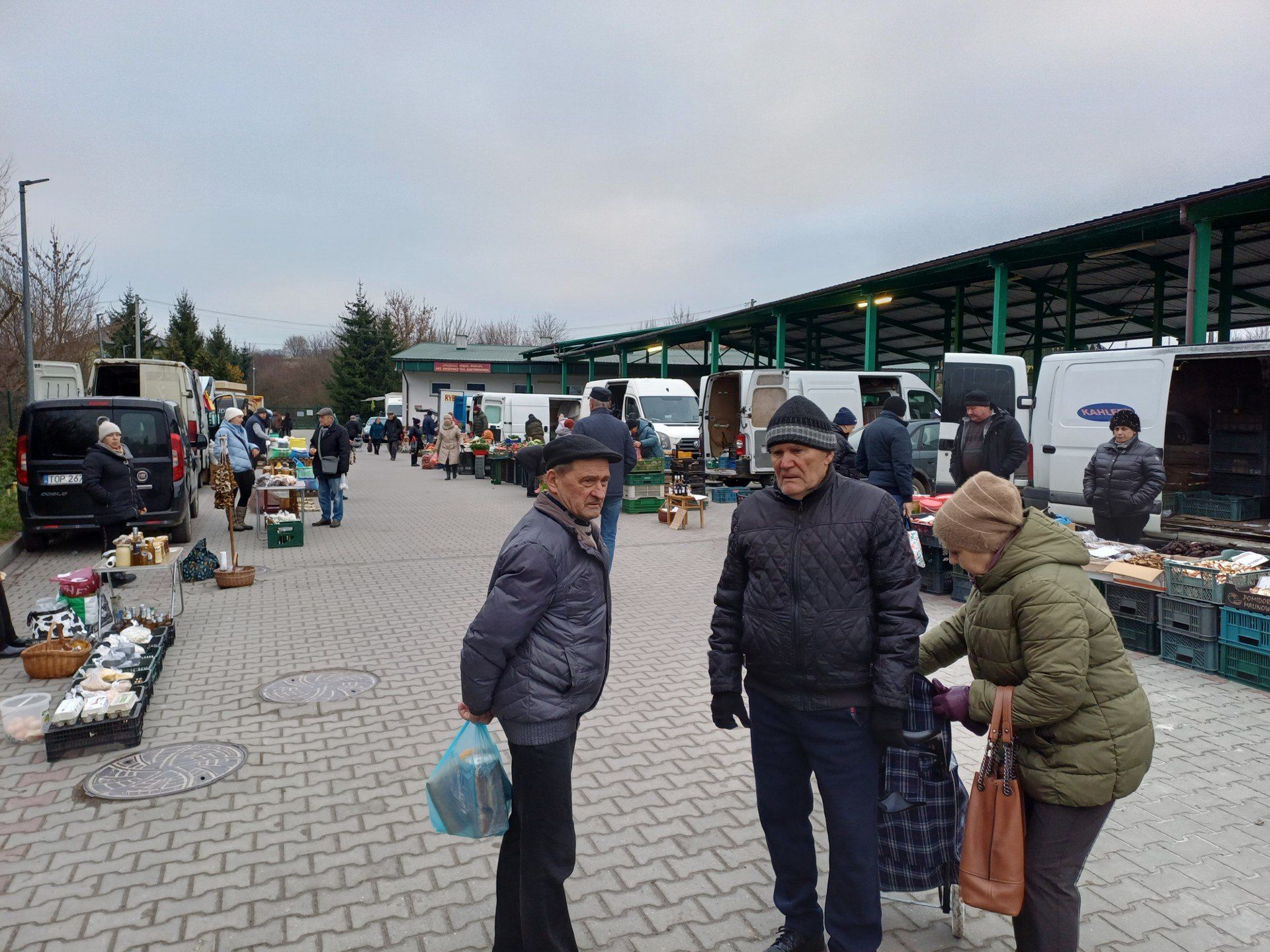 Spory ruch na targu w Opatowie. 