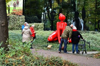 Busko-Zdrój: Każdy chce mieć zdjęcie z rzeźbą Maurycego Gomulickiego
