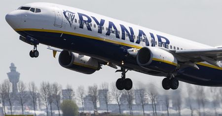 Polacy spędzili 20 godzin na lotnisku. Ryanair przeprasza i tłumaczy