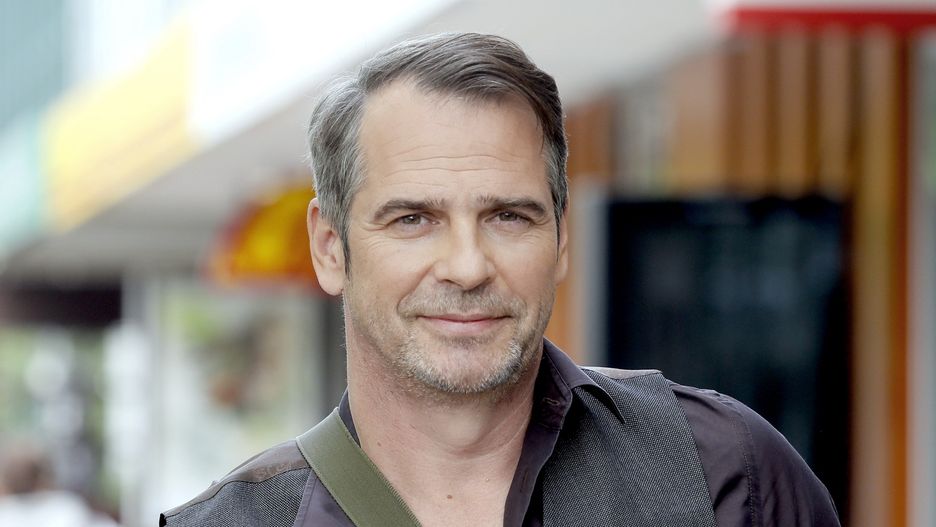 Paweł deląg promuje swój film w eleganckiej stylizacji