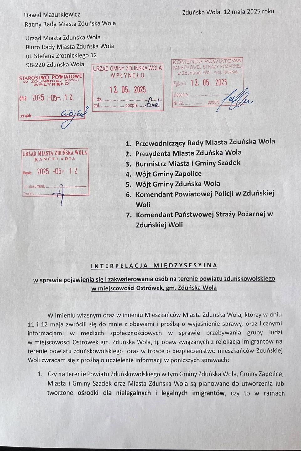 Dawid Mazurkiewicz, radny PiS w Zduńskiej Woli atakuje, choć nic o tym nie wie. Chodzi o obcokrajowców. Dziwaczne zachowanie policji