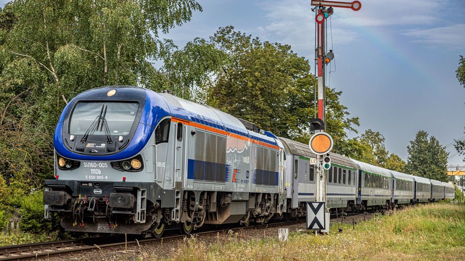 Pociąg PKP Intercity niedaleko Giżycka 