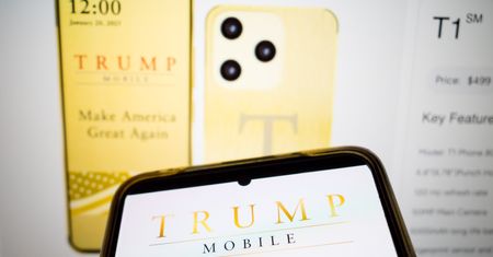 Trump obiecał "złoty" smartfon. Klienci wpłacili miliony. Telefonu brak