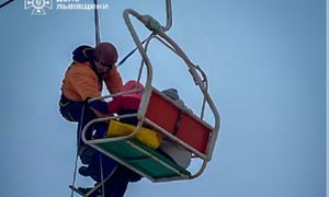 Awaria wyciągu krzesełkowego. Utknęło blisko 80 narciarzy, w tym dzieci