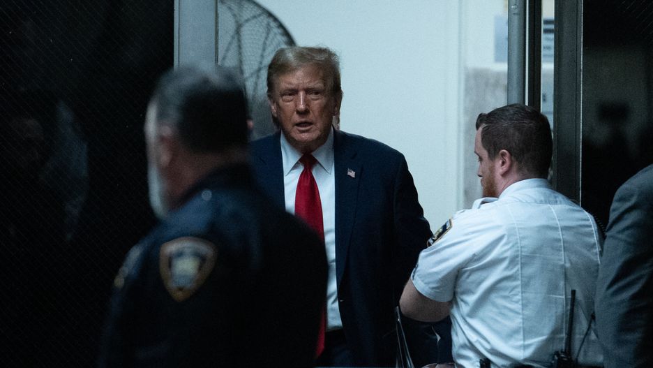 Former US President Donald Trump (C) returns from a break at Manhattan criminal court on the first day of his hush money trial in New York, US, 15 April 2024. Jury selection begins on 15 April in Trump's criminal trial where he faces 34 felony counts of falsifying business records as part of an alleged scheme to silence claims of extramarital sexual encounters during his 2016 presidential campaign. EPA/JEENAH MOON / POOL Dostawca: PAP/EPA.