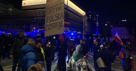 "PiS wyprowadza nas z Unii". Prounijna manifestacja w Warszawie. Protestujący przeszli przed siedzibę PiS