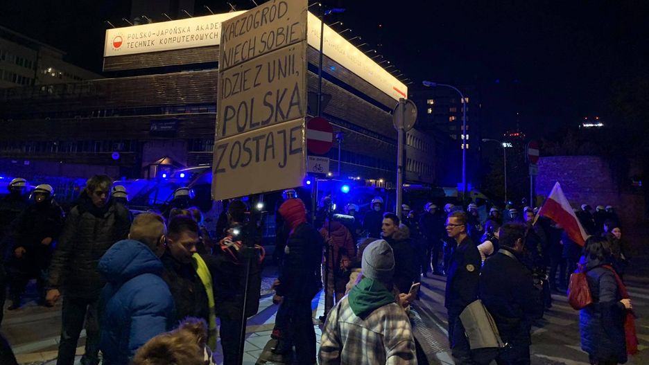 "PiS wyprowadza nas z Unii". Prounijna manifestacja w Warszawie. Protestujący przeszli przed siedzibę PiS 