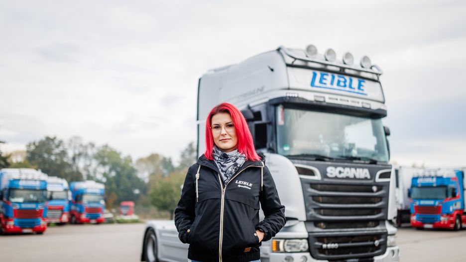 Anga jest profesjonalnym kierowcą tira