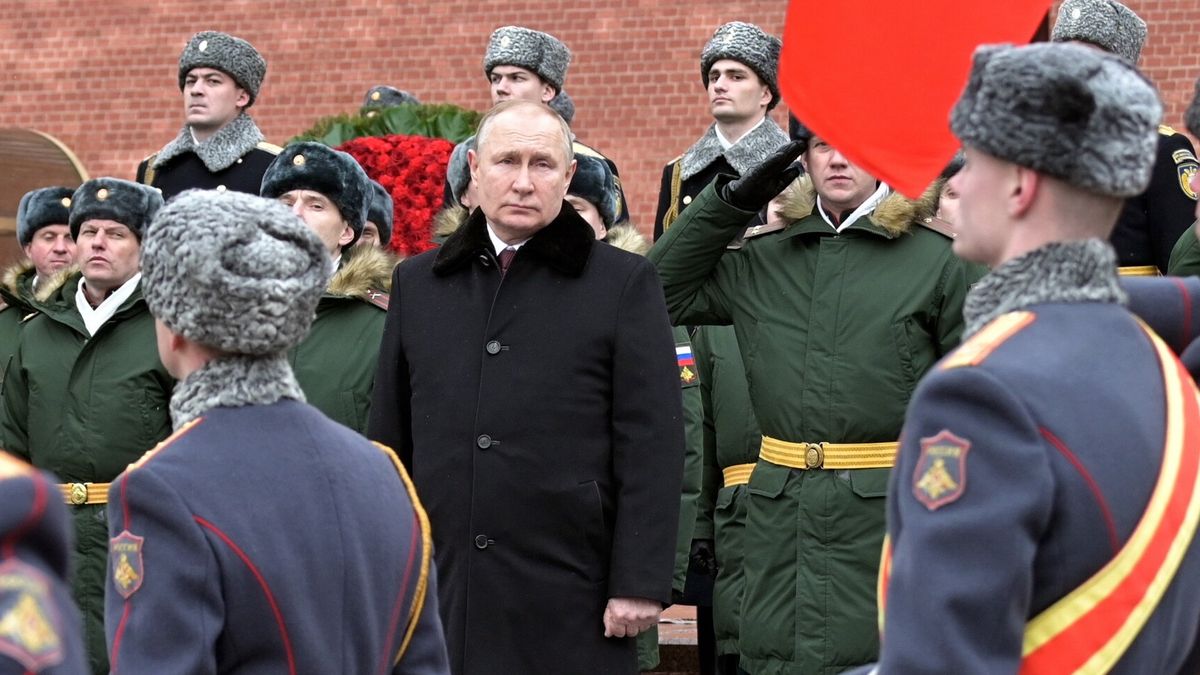 epa09778333 Russian President Vladimir Putin (C) attends a wreath-laying ceremony at the Tomb of the Unknown Soldier in the Alexander Garden of the Moscow's Kremlin in Moscow, Russia, 23 February 2022, during the national celebrations of the Day of Defender of the Fatherland. The Defender of the Fatherland Day is annually celebrated in Russia on 23 February.  EPA/ALEXEI NIKOLSKY/KREMLIN POOL/SPUTNIK / POOL MANDATORY CREDIT Dostawca: PAP/EPA.