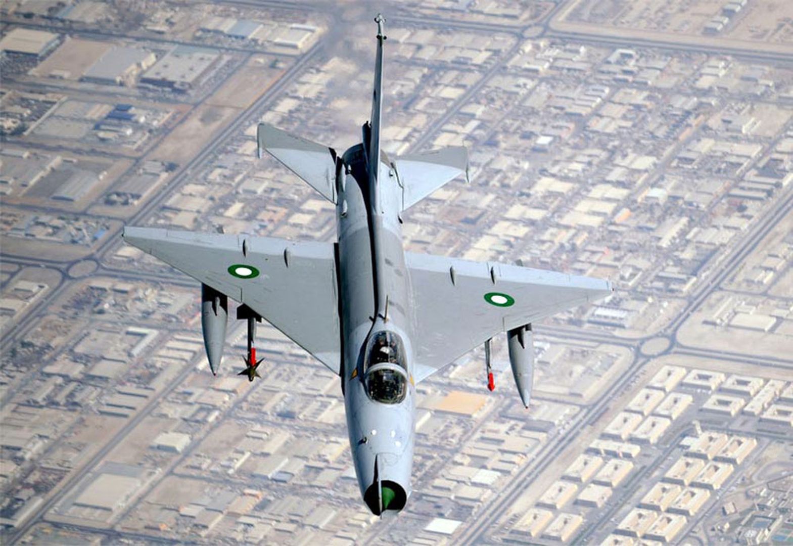 Chiński samolot J-7 (na zdjęciu w barwach Pakistanu)