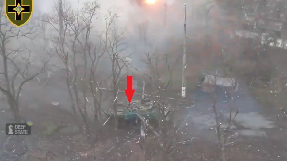 Ukraiński czołg T-64BW ratujący żołnierzy pod Toreckiem.